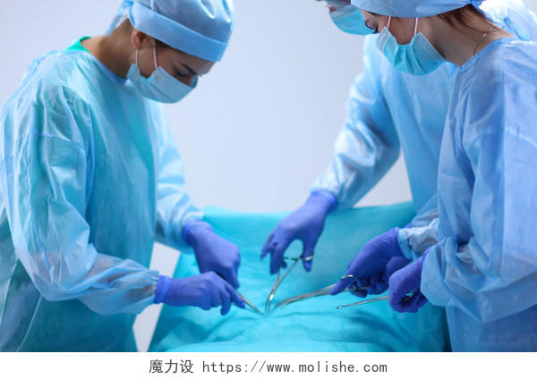 白色背景下正在手术的外科团队医生医护团队外科医生手术